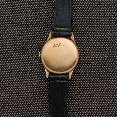 null 
Case and dial UNIVERSAL GENEVA

18-carat (750 thousandths) yellow gold wristwatch...