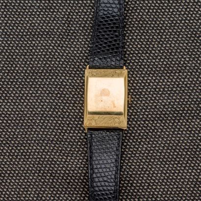 null Montre bracelet rectangle en or jaune 18 carats (750 millièmes) avec capot de...