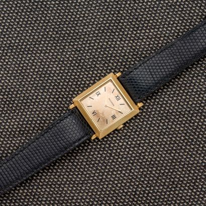 BOUCHERON, vers 1960 Montre bracelet carrée en or jaune 18 carats (750 millièmes)...