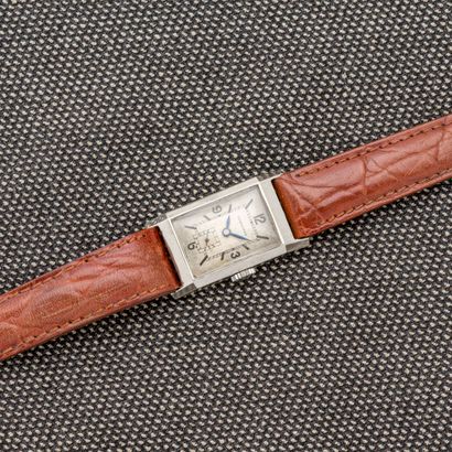 null LONGINES, vers 1940 

Montre bracelet rectangulaire en acier à pans coupés....
