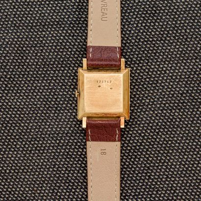 null JAEGER LECOULTRE 

Montre bracelet carrée en or jaune 18 carats (750 millièmes)....