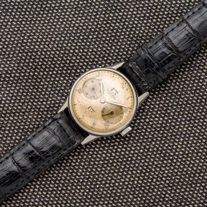 UNIVERSAL GENEVE, vers 1940 
Steel wristwatch with gilded railroad dial, and Arabic...