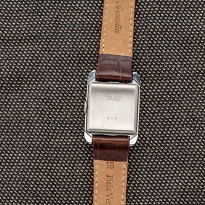 null Montre bracelet rectangulaire en acier, vers 1940. Le cadran argenté à chemin...