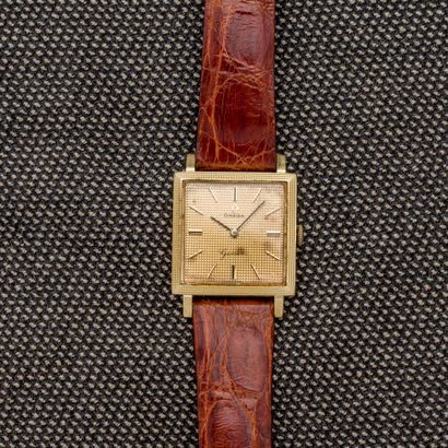 OMEGA Square wristwatch in 18K yellow gold (750 thousandths). Gold dial decorated...