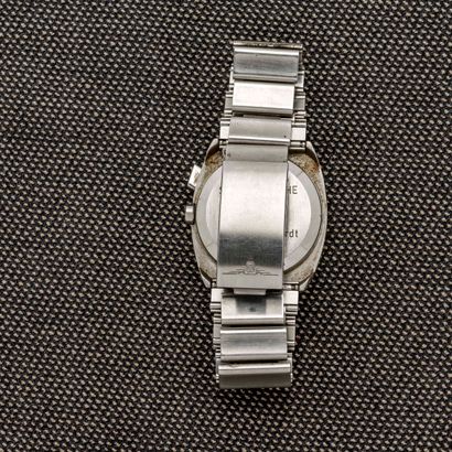 null LONGINES - Ultronic, circa 1970

Rectangular steel chronograph wristwatch. White...