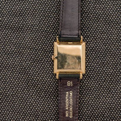 null OMEGA, vers 1970 

Montre bracelet de forme carrée en or jaune 18 carats (750...