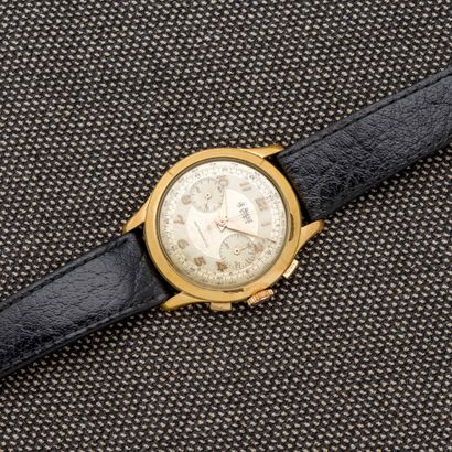 LE PHARE Montre bracelet chronographe en métal doré et acier à fond clippé. Le cadran...