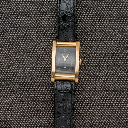 null REAL WATCH, vers 1930 

Montre bracelet rectangulaire en or jaune 18 carats...