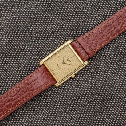 LONGINES Rectangular wristwatch in 18-carat yellow gold (750 thousandths). The dial...