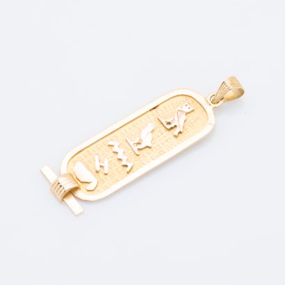 null 18 karat (750 thousandths) yellow gold pendant with a cartouche engraved with...
