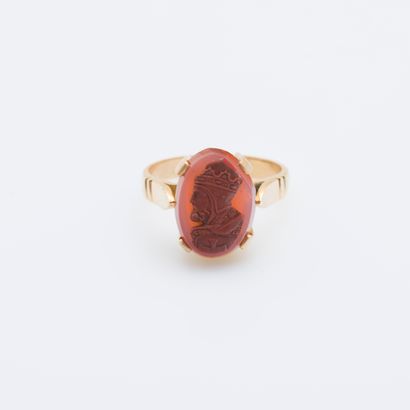 null 18 karat (750 thousandths) yellow gold ring set with a cameo on agate depicting...