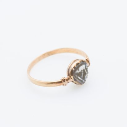 null 18 karat (750 thousandths) yellow gold ring featuring a cameo depicting Sisyphus.

Finger...