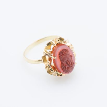 null Bague en or jaune 18 carats (750 millièmes) ornée d'un camée sur agate figurant...