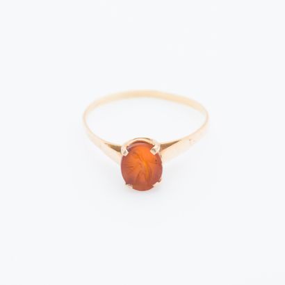 null 18 karat (750 thousandths) yellow gold ring set with an intaglio on carnelian...