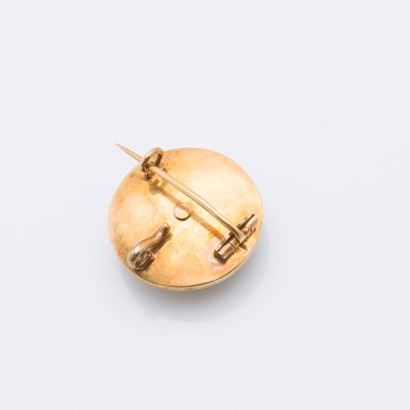 null Broche-pendentif circulaire en or jaune 18 carats (750 millièmes) ornée d'un...