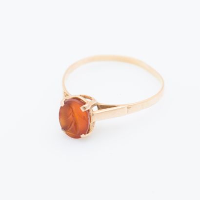 null 18 karat (750 thousandths) yellow gold ring set with an intaglio on carnelian...