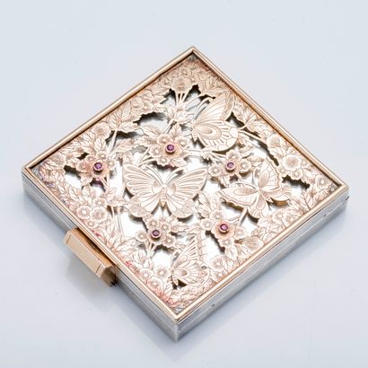 Boucheron Poudrier carré en argent godronné (925 millièmes), le couvercle en vermeil...