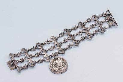 null Bracelet articulé à larges maillons stylisés en argent (800 millièmes), agrémenté...