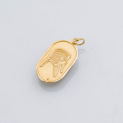 null Pendentif en or jaune 14 carats (585 millièmes) figurant un scarabée en relief...