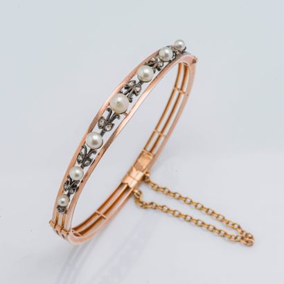 null Bracelet jonc en or rose 18 carats (750 millièmes) orné d’une guirlande de feuilles...