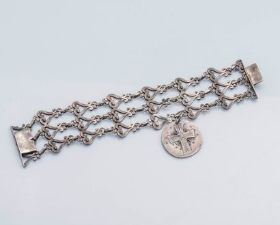 null Bracelet articulé à larges maillons stylisés en argent (800 millièmes), agrémenté...