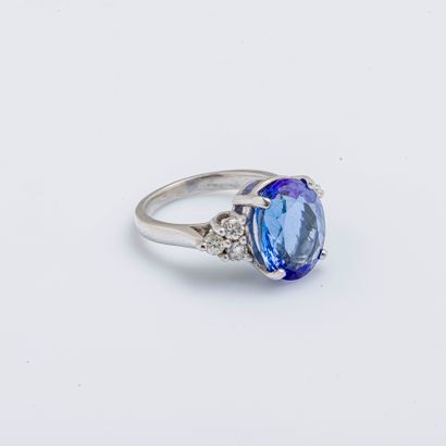 null Bague en or gris 18 carats (750 millièmes) ornée d’une tanzanite de 4,5 carats...