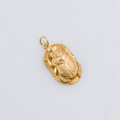 null Pendentif en or jaune 14 carats (585 millièmes) figurant un scarabée en relief...