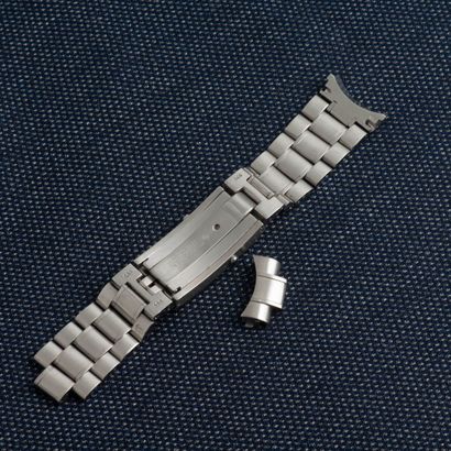 OMEGA Bracelet de montre Seamaster en acier à boucle déployante. Signé.