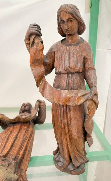 null Lot comprenant une vierge à l'enfant en bois sculpté, et deux anges en bois...