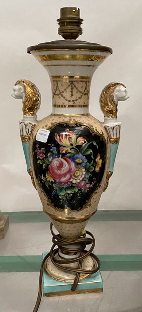 null SAMSON ? 

Vase Médicis en porcelaine émaillée à décor de lions monté en lampe...