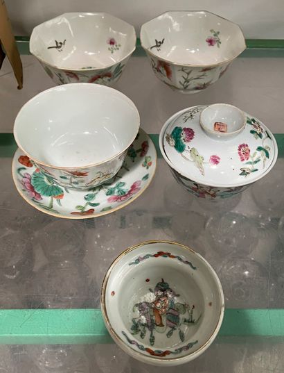 null Lot en porcelaine de Chine comprenant deux petits bols à décor d'émaux de la...