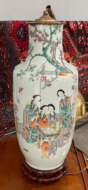 null Vase balustre en porcelaine de Chine à décor de personnages, monté en lampe...