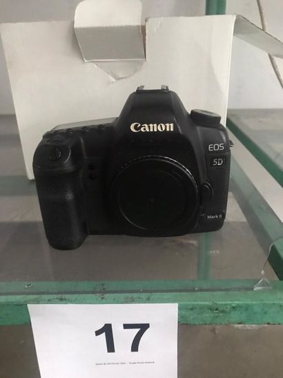 null 
1 appareil photo numérique CANON 5D MarkII, avec chargeur, notice, connectiques,...