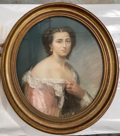 null Ecole du XIXème siècle 

Portrait d'une femme de qualité dans un ovale 

Pastel...