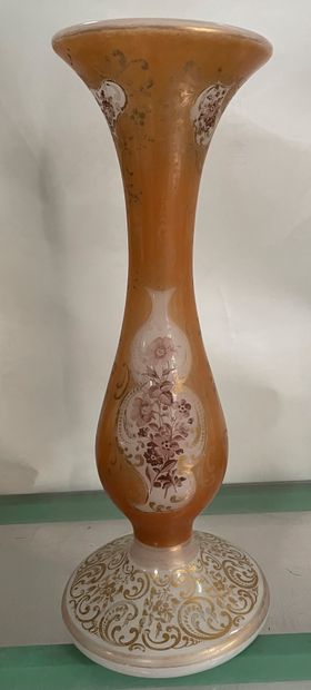 null Vase en opaline à décor peint 

H. 35 cm 

Manques à la peinture