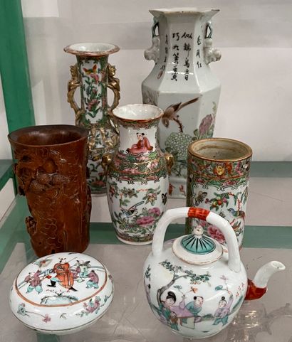 null Lot comprenant un vase en porcelaine de Canton, un vase en porcelaine de Chine...