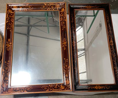 null Deux miroirs en bois de placage à décor marqueté de fleurs