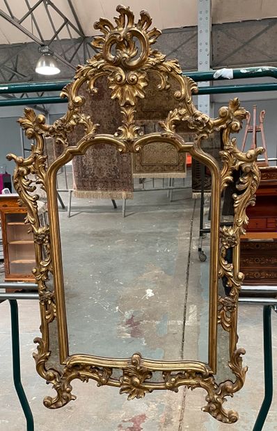 null Miroir à parecloses en bois doré sculpté à décor de rinceaux 

Style Louis XV,...