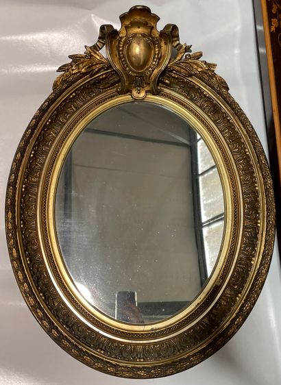 null Miroir ovale en bois doré sculpté