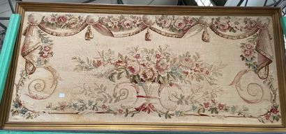 null Panneau de tapisserie au petit point à décor de corbeille de fleurs et guirlandes...