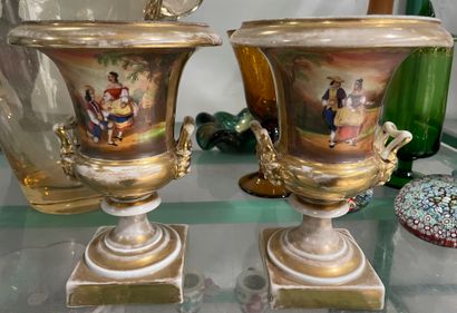 null Paire de vases Médicis en porcelaine de Paris à décor peint de scènes galantes...