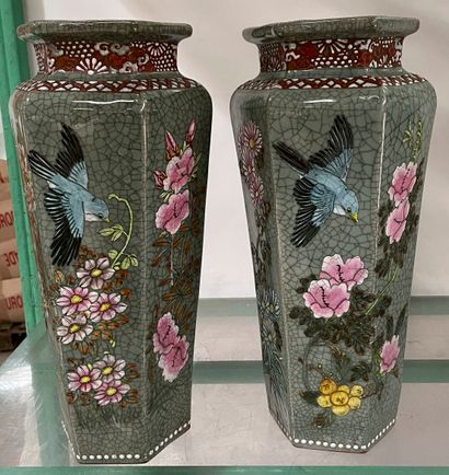 null Paire de vases en faïence craquelée à décor émaillé polychrome à décor de fleurs...
