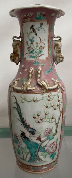 null Vase balustre en porcelaine de Canton à décor d'émaux de la famille rose 

H....