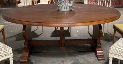 null Importante table en bois naturel de forme ovale se rabattant sur les côtés 

76,5...