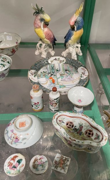 null Lot comprenant deux perroquets en porcelaine émaillée, une assiette à décor...