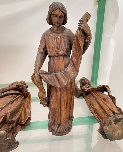 null Lot comprenant une vierge à l'enfant en bois sculpté, et deux anges en bois...