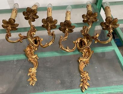 null Paire d'appliques en bronze doré à 3 bras de lumières

Style Louis XV
