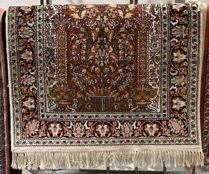 null Tapis d'Iran en soie et coton 

127 x 78 cm
