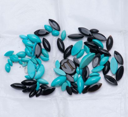 null Lot d'onyx et de turquoises sur papier en cabochon navette. On y joint une intaille...