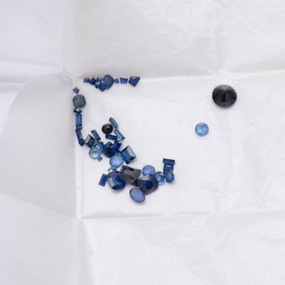 null Batch of sapphires on paper, in various sizes, calibers, rounds, and cushions....